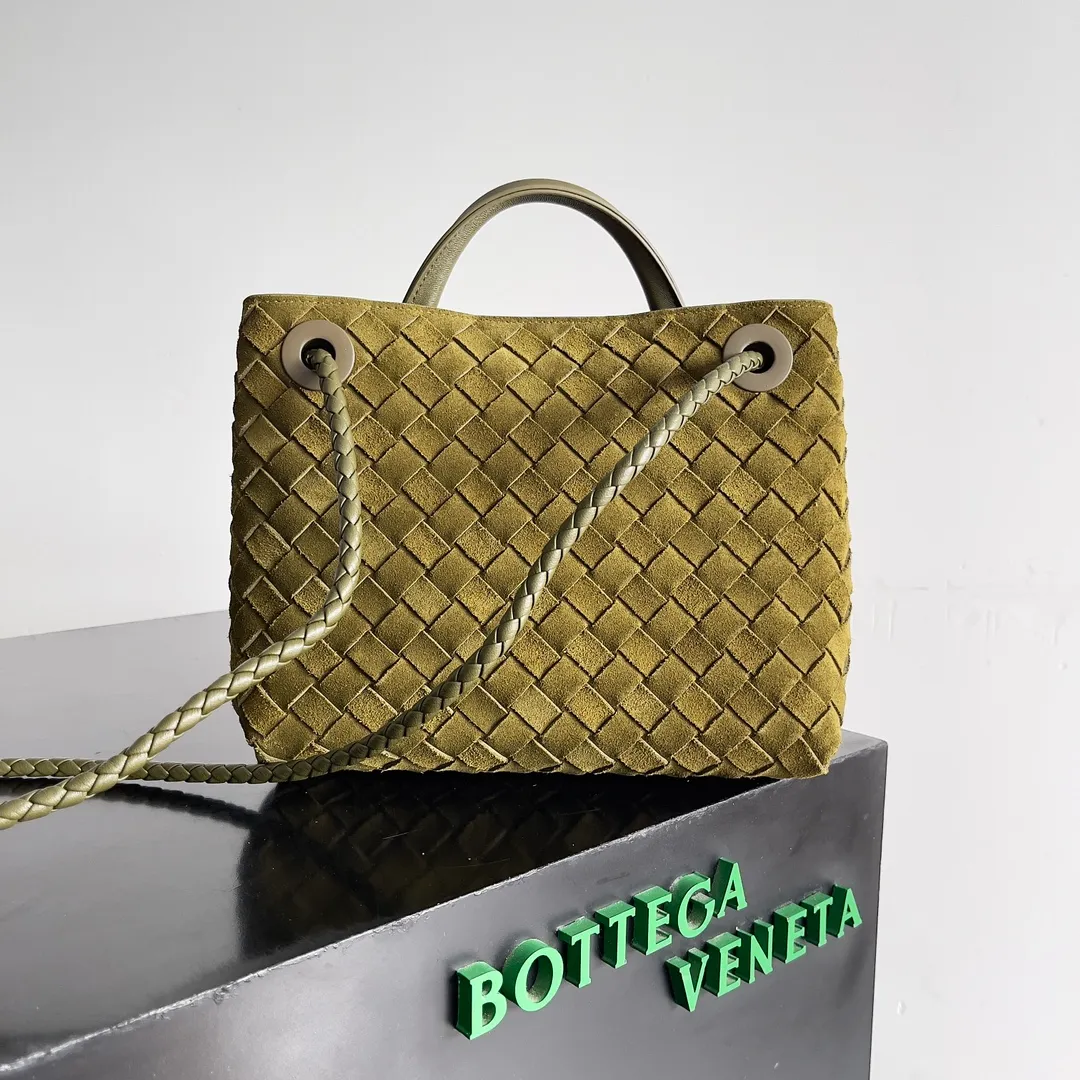 The 2023 new Andiamo batch of 1960 BV has been shipped‼ ️Really popular🔥The new Andiamo woven handbag launched by Bottega Veneta this season is really popular all over the world! ! Celebrities at home and abroad have worn it, and Oscar-winning actress Michelle Yeoh has taken it out on the street. Song Jia, Trai Yara, Yu Feihong, Sanji Ayaka, Rosie Hunting-Whiteley, Yoshioka Riho, etc. have all picked up this bag. It is classic and versatile, showing off its temperament, and the bag capacity is also large, which is very convenient for daily commuting! ! A variety of carrying methods, the shoulder straps can be adjusted by yourself, the original lambskin feels soft and delicate, and the neutral style is made to break gender boundaries and bring a more practical and longer-lasting use experience. Andiamo, which has both elegant and casual styles, perfectly interprets the true appearance of "fashionable old money style". Style number: 743568 (suede) Size: 25*22*10.5cm